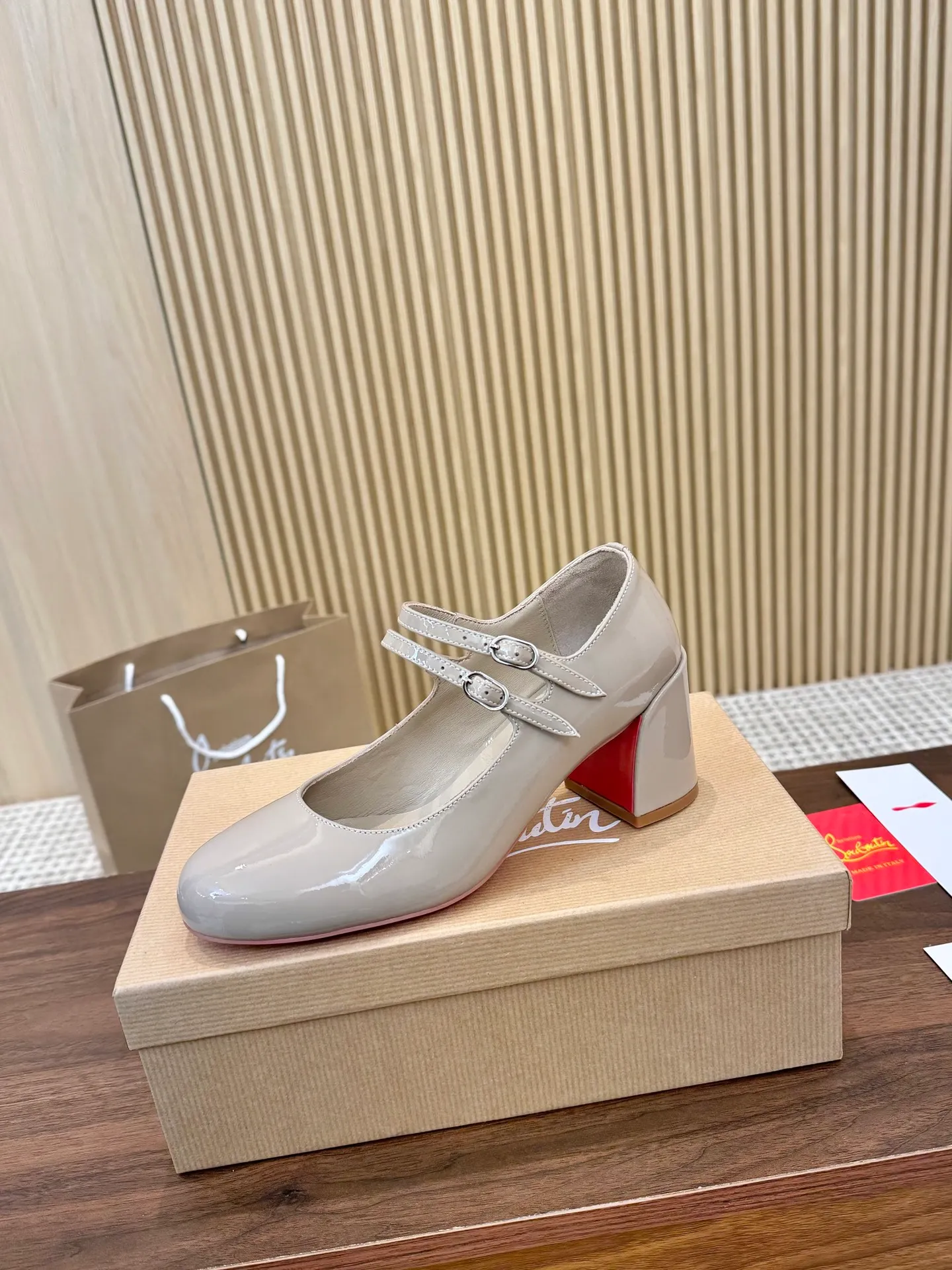 👟👟Ex-factory price 480👟👟 Genuine leather sole +40 Year-round shipment💝Christian Louboutin CL👠 "Patent Leather Series" Noble and luxurious, real blingbling👟👟 Real materials, all customized by the pattern maker, and the materials are made of original customized materials to achieve the taste of the original 6 color options💍Upper: Imported👉cow patent leather💪 Lining: Sheepskin foot pad/lining Code number: 34-40.41.42 Heel height: 6.5cm Genuine leather sole Rubber sole